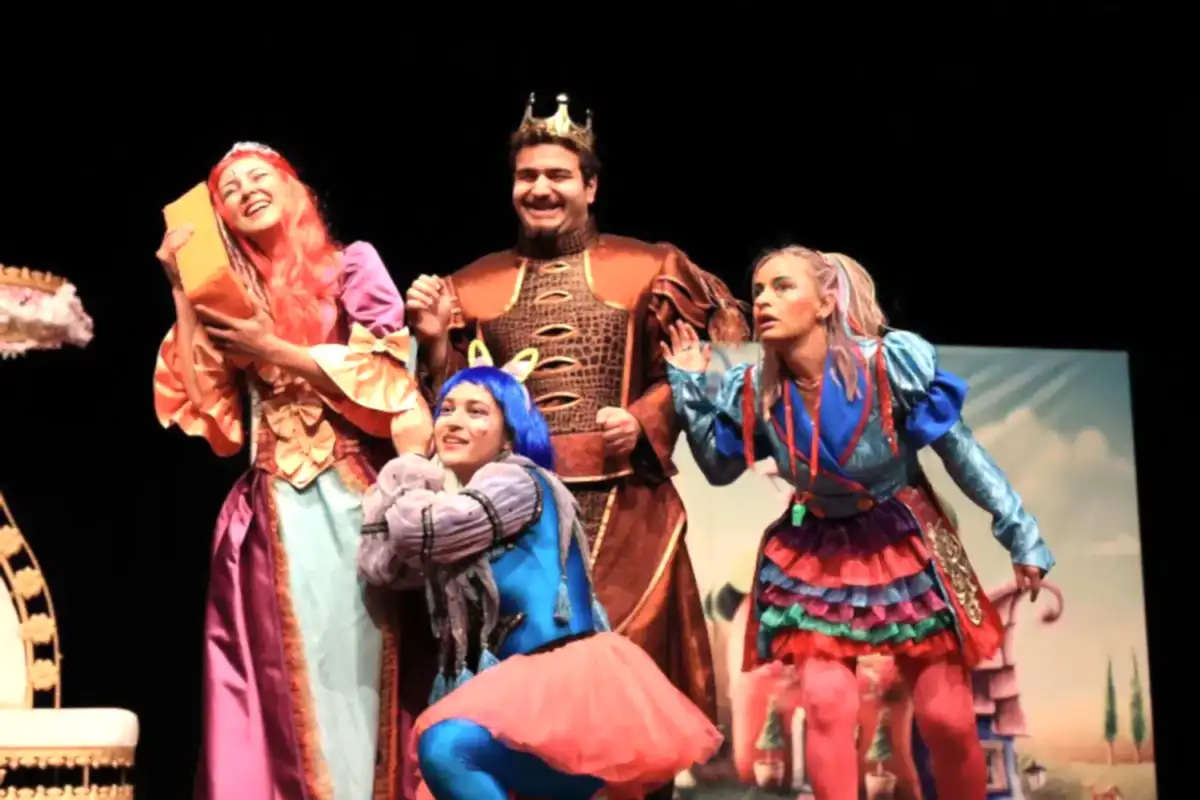 Sahne Dekorları ve Kostümü